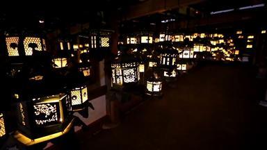 闪烁的灯笼挂黑暗房间内部春日大社奈良日本
